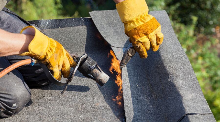 Professional gutter cleaning in Bath, IL